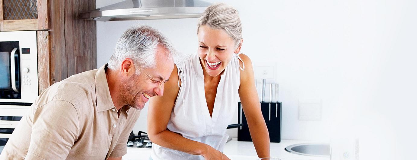 IDEAL HausRat: lachendes Paar in der Küche
